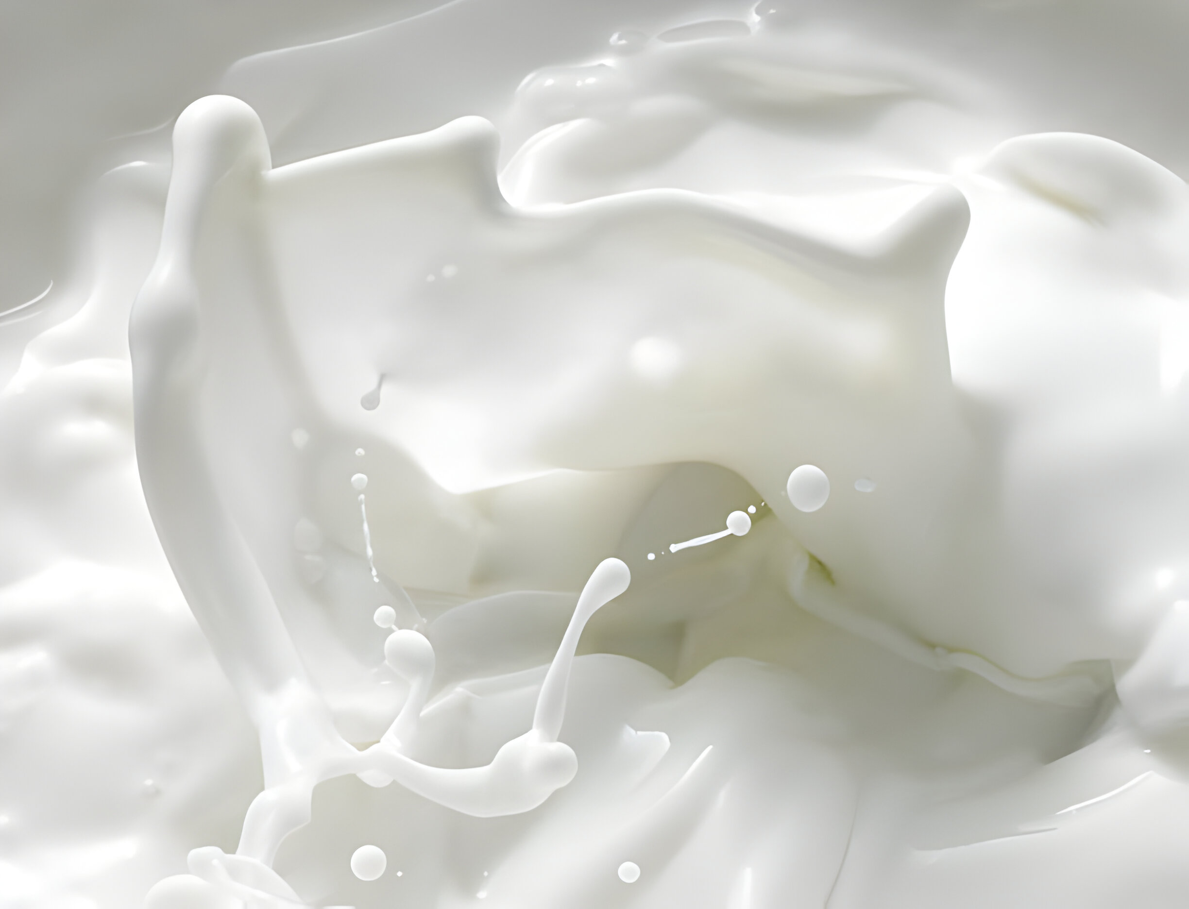 Nahaufnahme von spritzender Milch mit sichtbaren Tropfen und Wellen.
